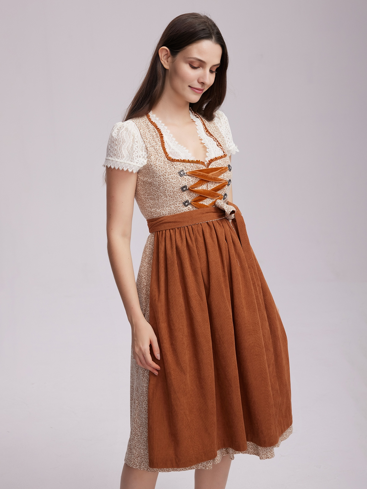 Dirndl in Braun mit modernem Schnitt