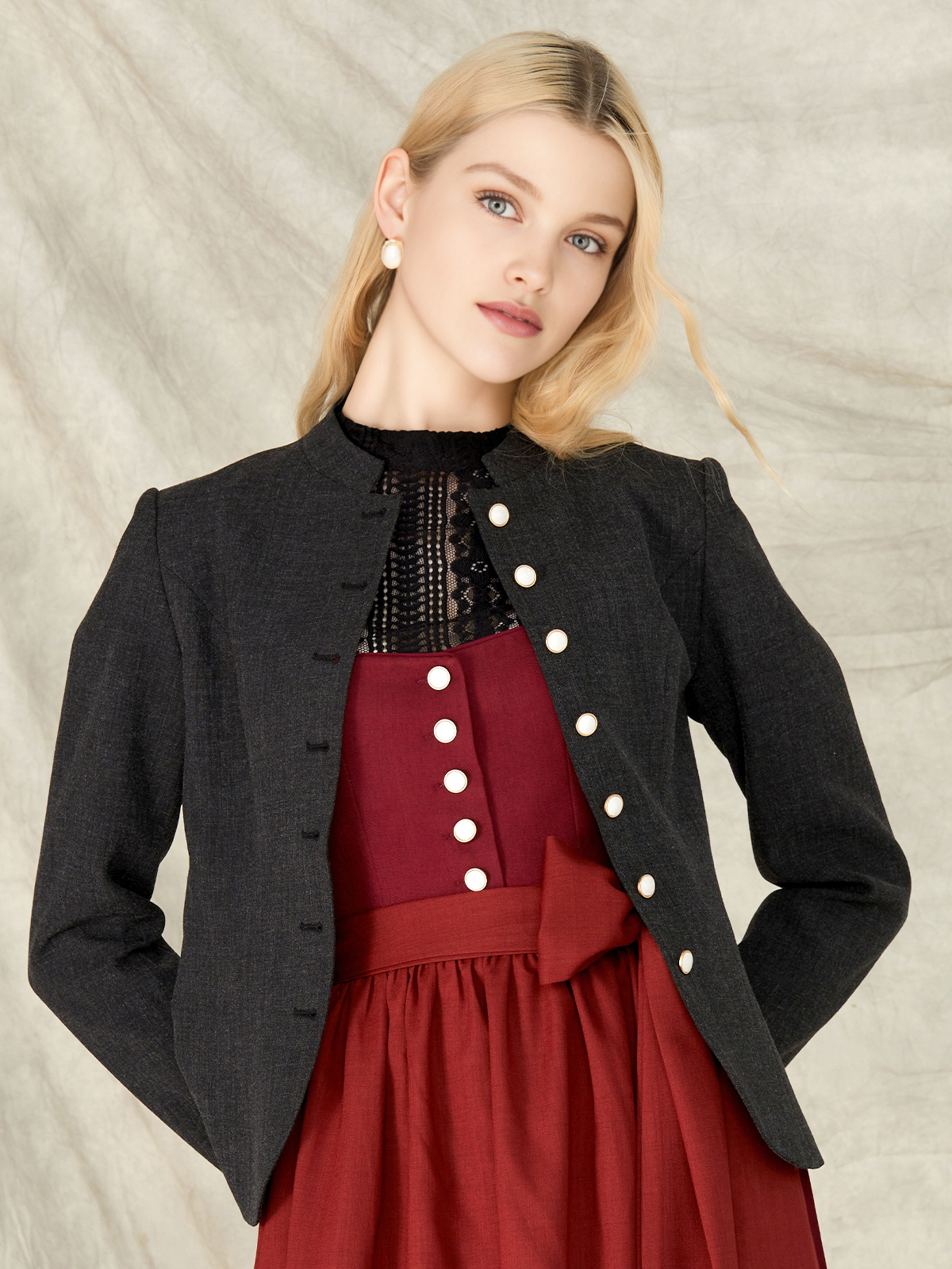 Modernes Dirndl in schwarzer Jacke