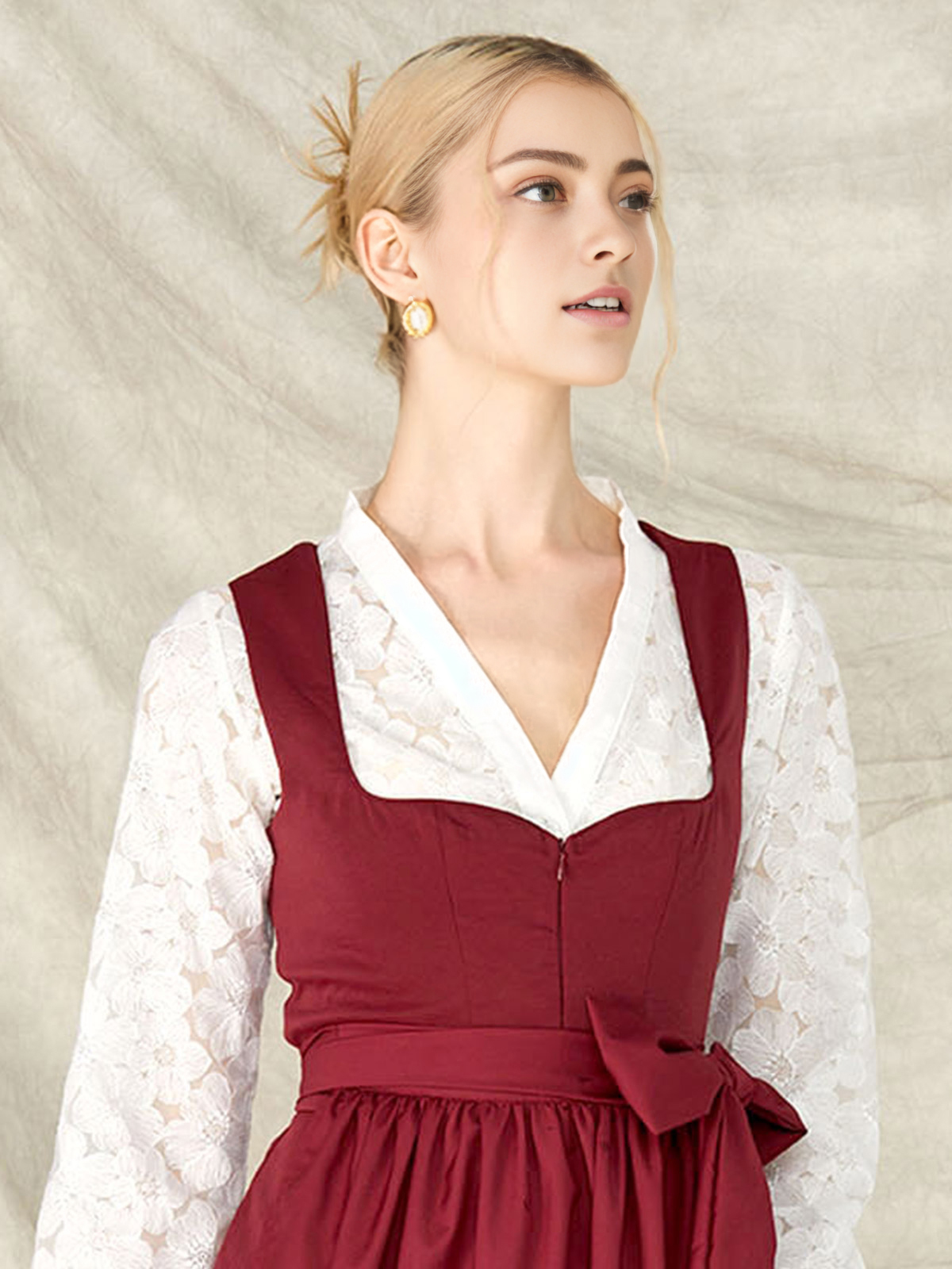 Modernes rotes Dirndl mit floralen Details