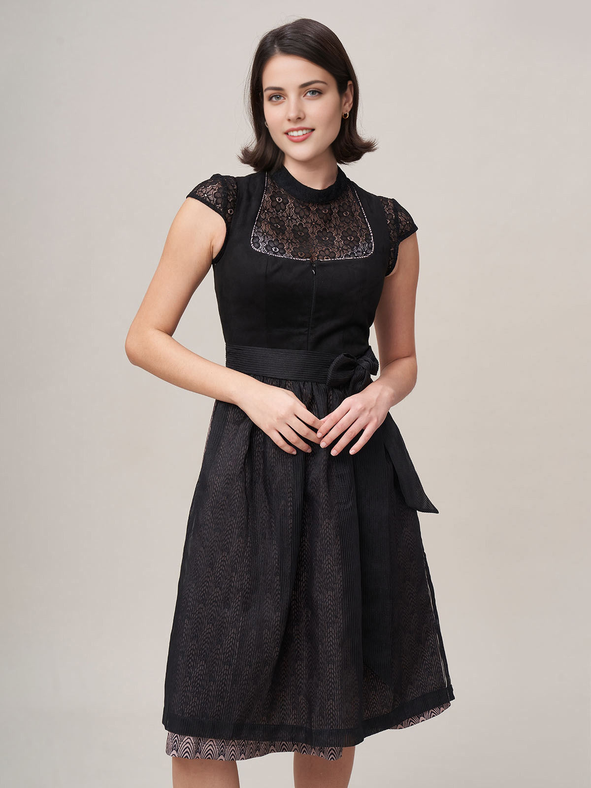 Modernes Dirndl in schwarz mit figurbetonter Silhouette
