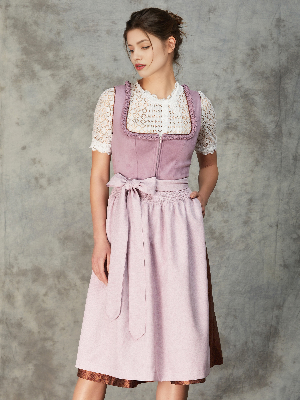 Elegantes lila Dirndl mit modernem Schnitt