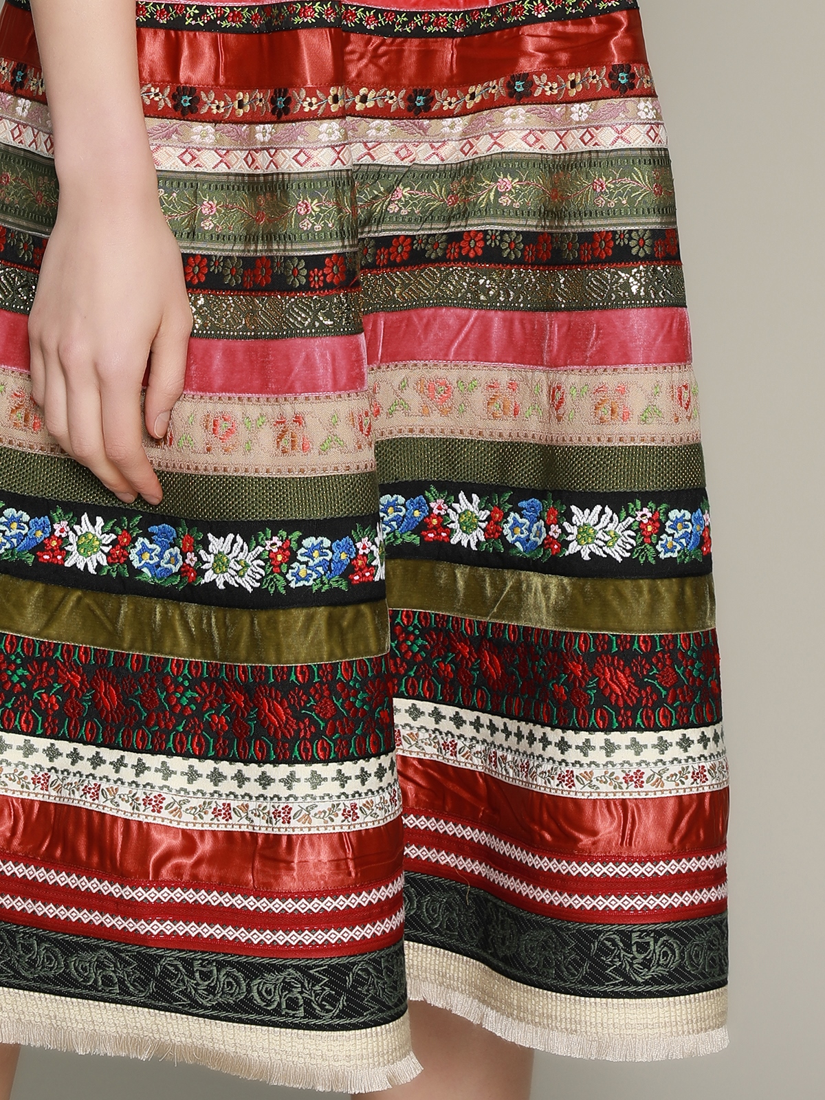 Modernes Dirndl in Rot mit schlanker Silhouette