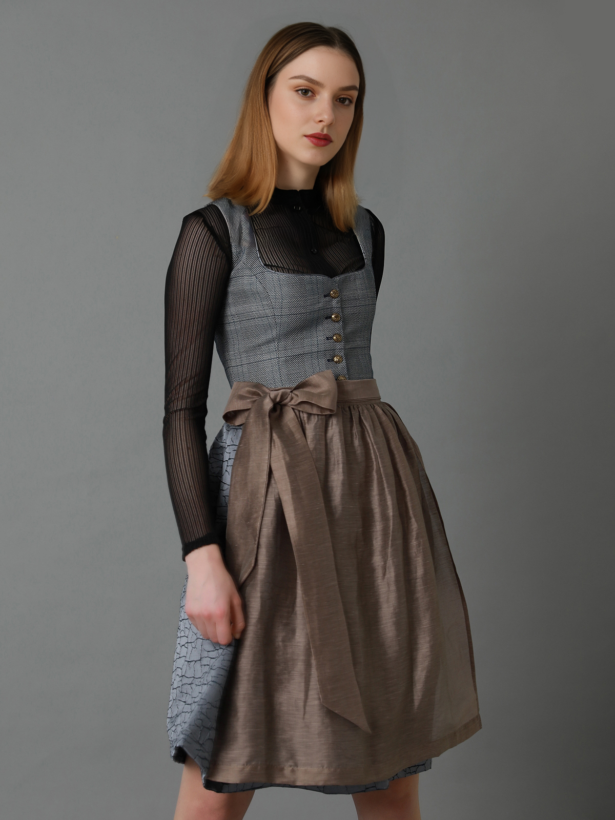 Dirndl in Grau – stilvolle Alternative