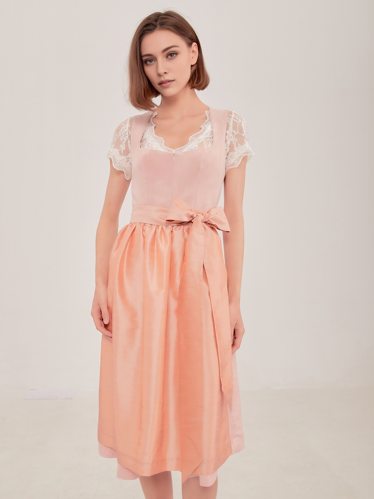 Dirndl in Rosa mit Spitzenbluse