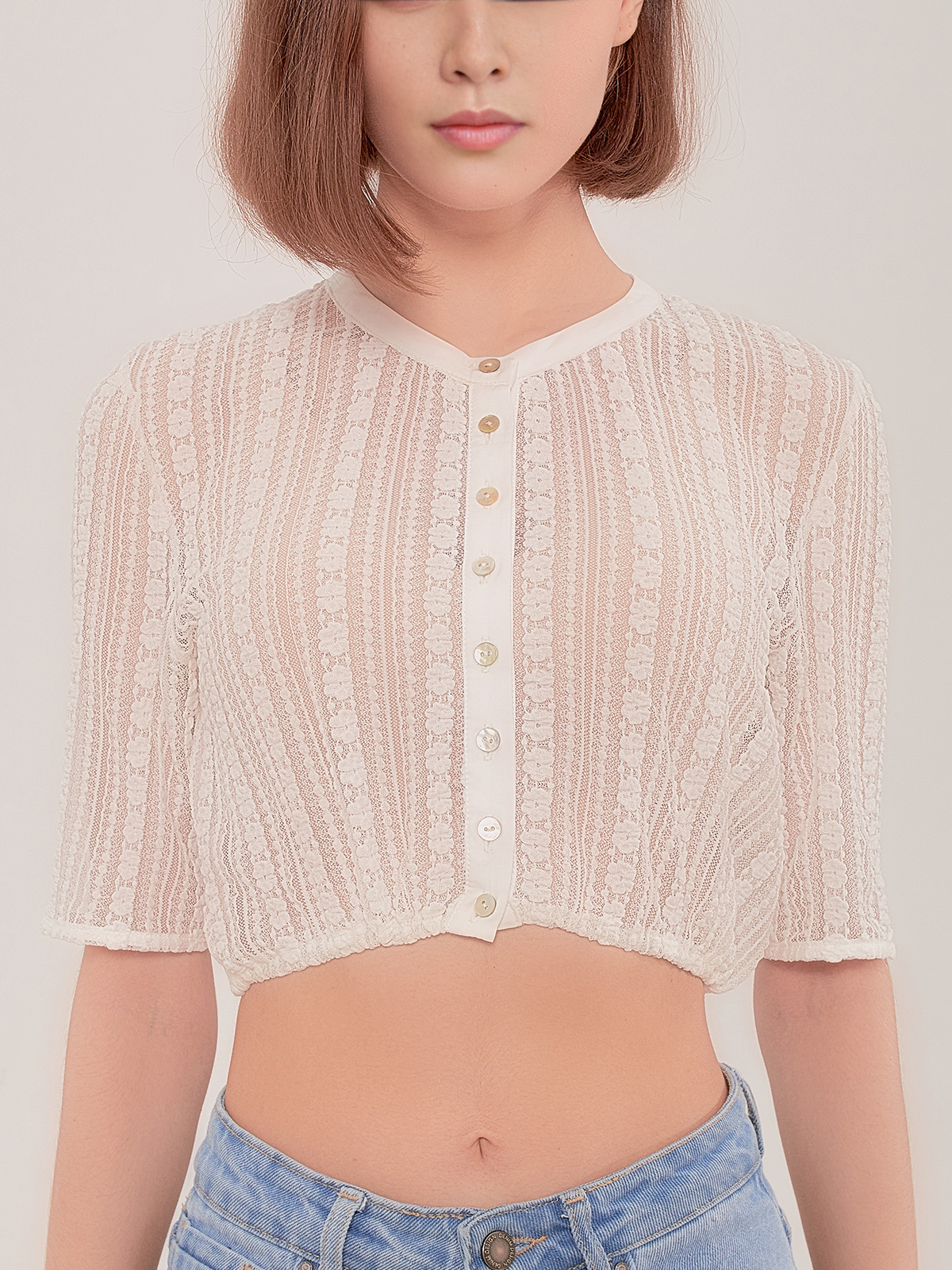 Ein grau Dirndl mit weißer Bluse – perfekt für festliche Anlässe