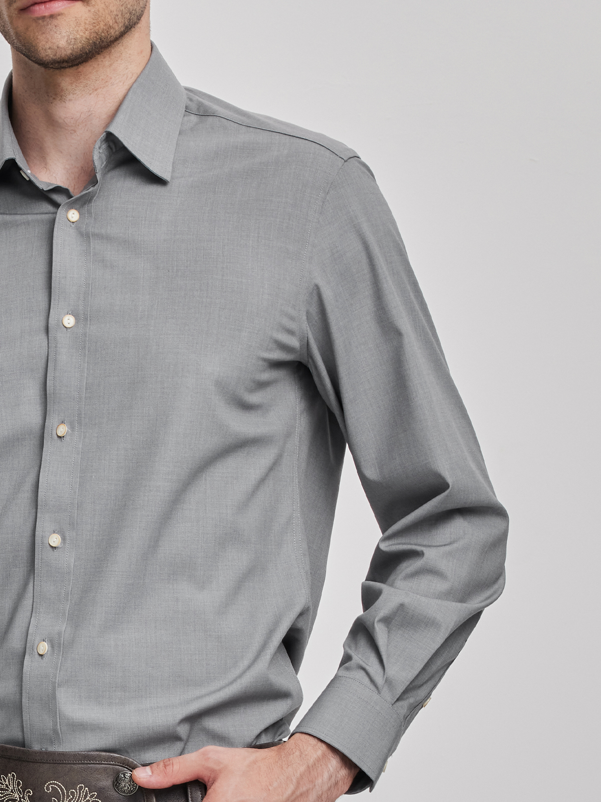 Moderne Dirndl-Kombination in Grau