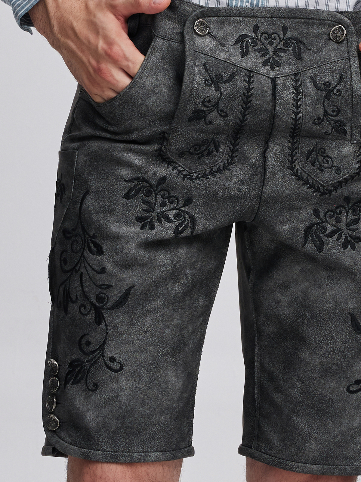 Dirndl in Grau mit Lederhosen-Elementen